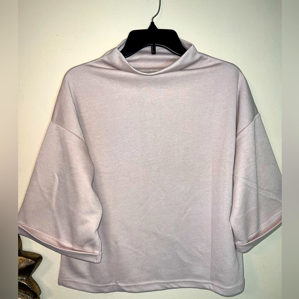 Women’s Size Large Round neck top with puffy sleeves!
